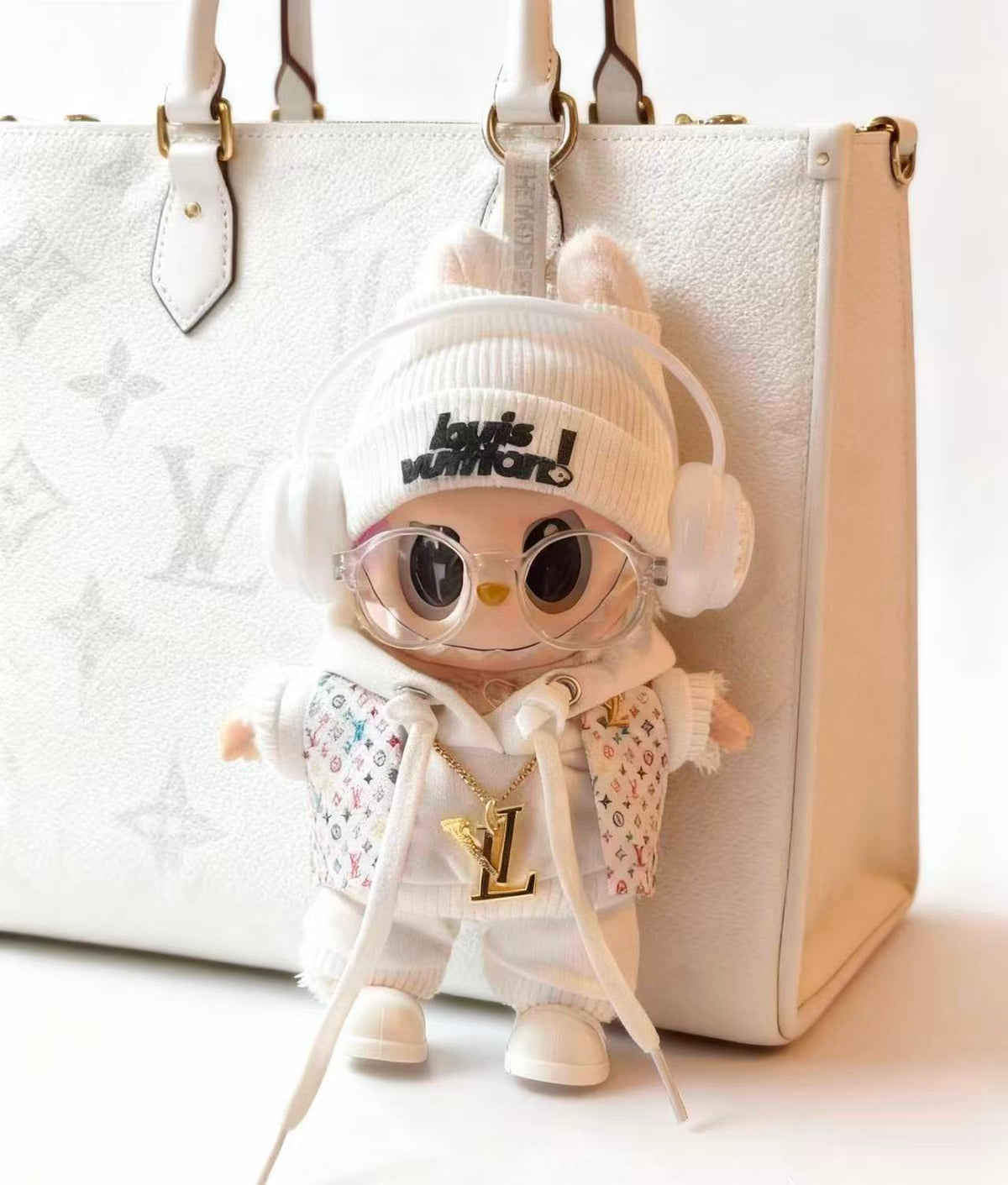 LABUBOX 3 - Muñeco llavero coleccionable 17cm con outfit blanco y accesorios